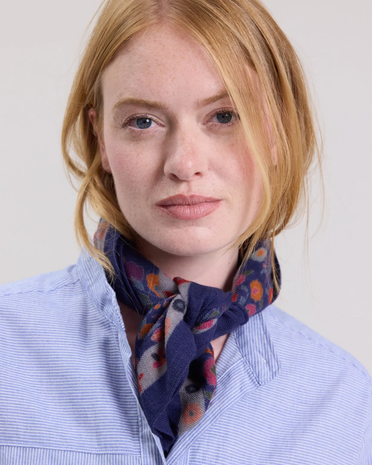 flower_scarf_0-1.webp Fashion Hartford Flower Scarf Navy Blue