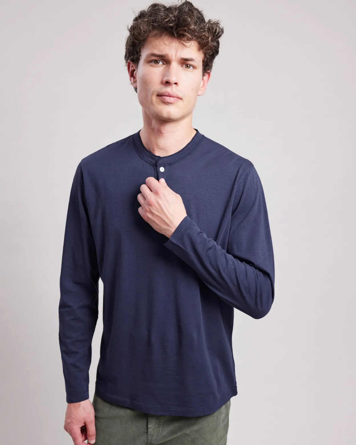 henley_tshirt_2.webp Shop Hartford Henley T-shirt Navy Blue